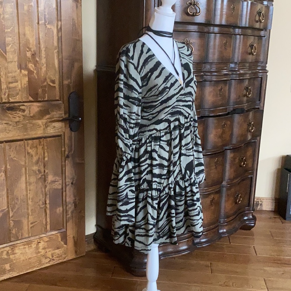 NWOT animal print long sleeve ruffle dress - Picture 3 of 11